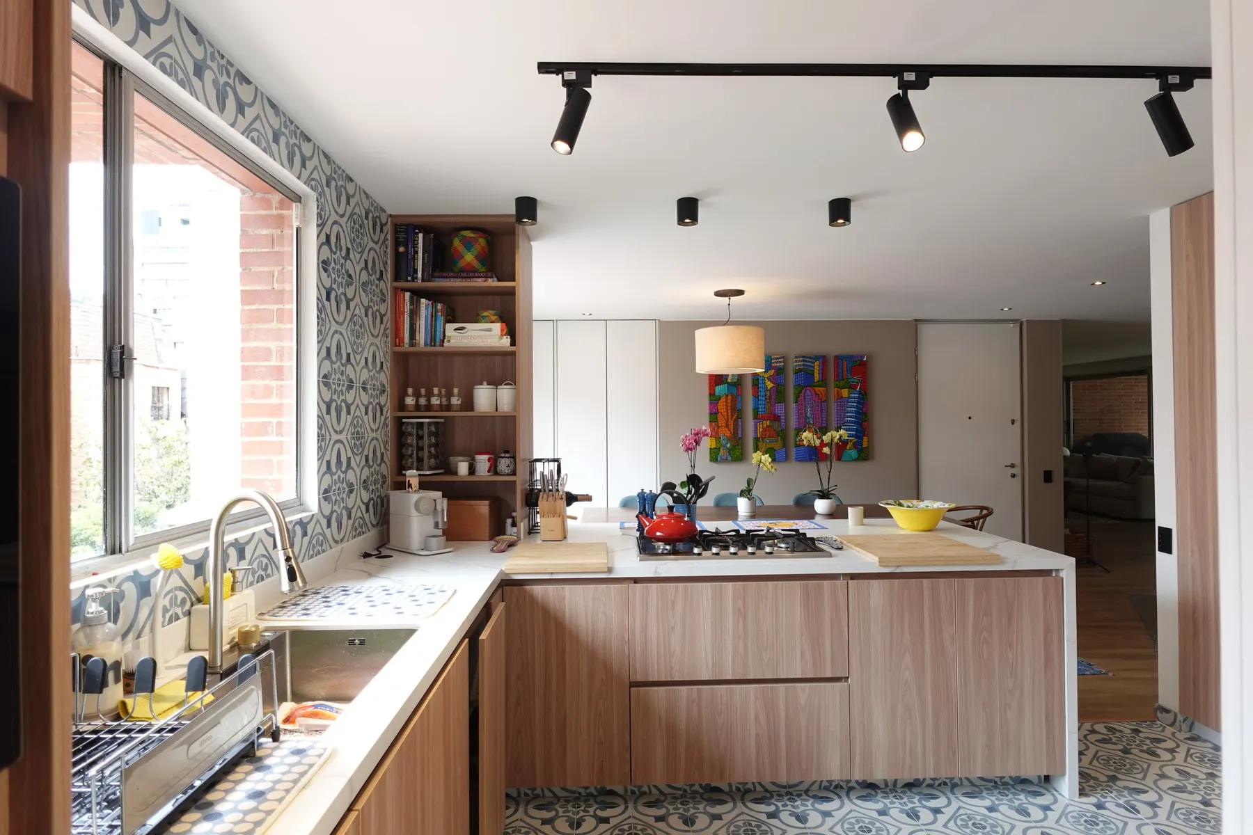 Apartamento 402 · El walk-in clóset, piso a techo. · IO's Architecture