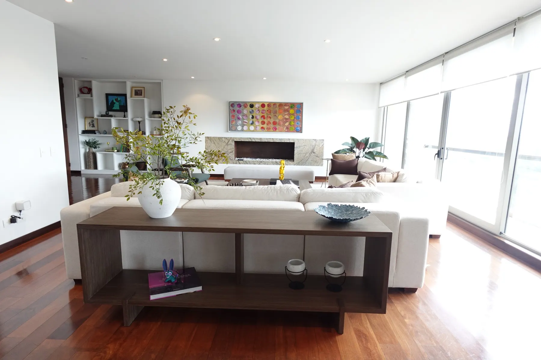 Apartamento 601 · La banca Remanso junto a la ventana, con la luz de la tarde. · IO's Architecture
