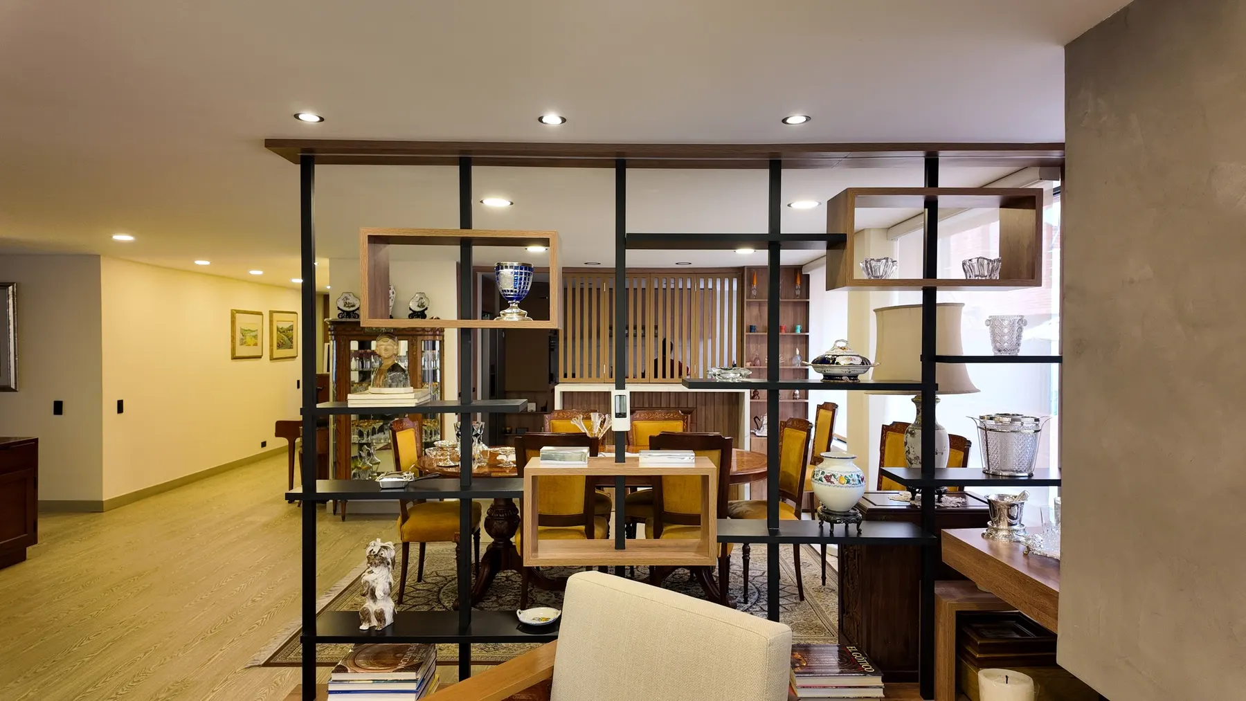 Apartamento Calle 93 · La sala biblioteca, con el mueble de pared a pared. · IO's Architecture